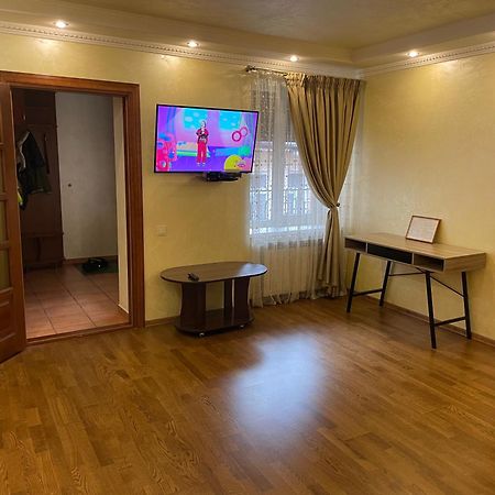 Apartment On Kostyushka 20 ลวีฟ ภายนอก รูปภาพ
