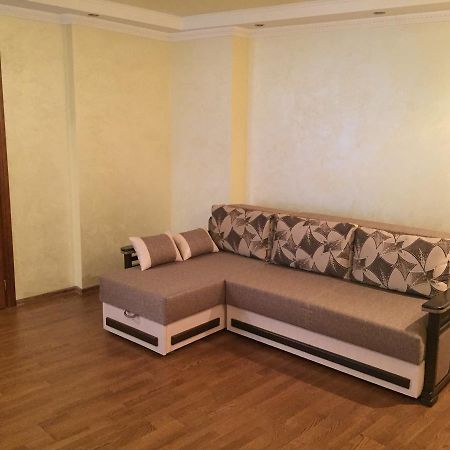 Apartment On Kostyushka 20 ลวีฟ ภายนอก รูปภาพ